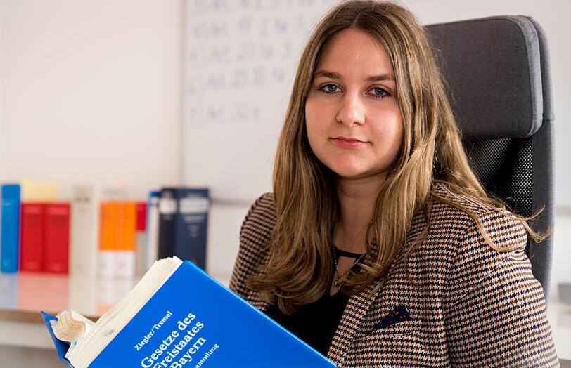 Franziska Pongratz: Die 22-Jährige aus Cham studiert Jura in München. Die Klage ist ein Gemeinschaftsprojekt der LMU mit den Unis Würzburg und Erlangen.