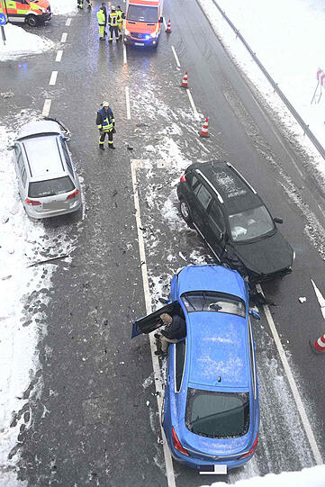 Am Sonntagnachmittag sind mehrere Autos auf der Ortsumfahrung Höhenkirchen miteinander kollidiert. Zwei Notärzte und ein Rettungshubschrauber waren im Einsatz.
