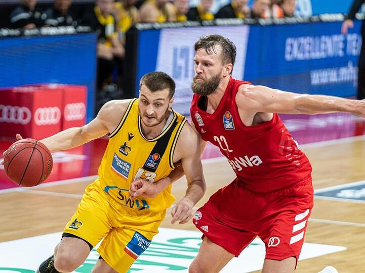 Die Basketballer des FC Bayern München um Danilo Barthel (r) schieden im Viertelfinale gegen die MHP Riesen Ludwigsburg aus.