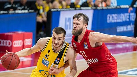 Die Basketballer des FC Bayern München um Danilo Barthel (r) schieden im Viertelfinale gegen die MHP Riesen Ludwigsburg aus.