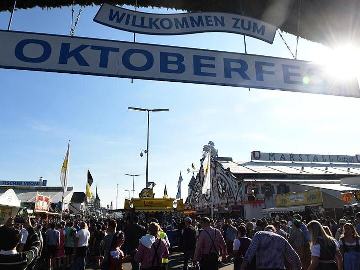 Ein Schild mit der Aufschrift "Willkommen zum Oktoberfest" hängt über dem Eingang zur Wiesn. Foto: Felix Hörhager/Archiv