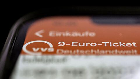 Ein mobiles 9-Euro-Ticket ist auf einem Handy geöffnet.