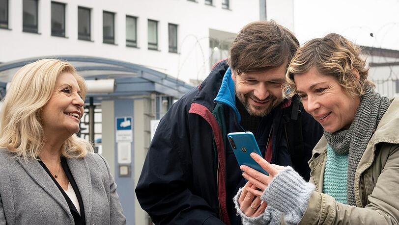 "Die Kanzlei: Ohne Heimat": Isa von Brede (Sabine Postel, l.) ermöglicht Nele (Brigitte Zeh) und Mathias Vorbach (Ole Bärenz) mit ihrem Sohn Jannik zu sprechen.
