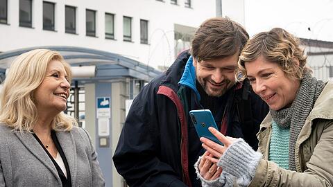"Die Kanzlei: Ohne Heimat": Isa von Brede (Sabine Postel, l.) ermöglicht Nele (Brigitte Zeh) und Mathias Vorbach (Ole Bärenz) mit ihrem Sohn Jannik zu sprechen.
