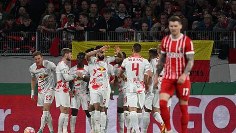 Die Leipziger bejubeln das Tor zum 1:0.