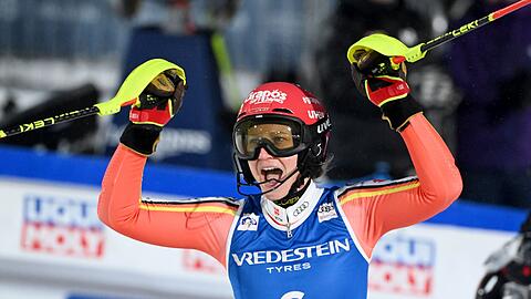 Skirennfahrerin Lena Dürr jubelt über Platz drei.