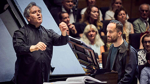 Der Pianist Igor Levit mit dem Dirigenten Antonio Pappano in der Aufführung von Busonis Klavierkonzert in der Isarphilharmonie.