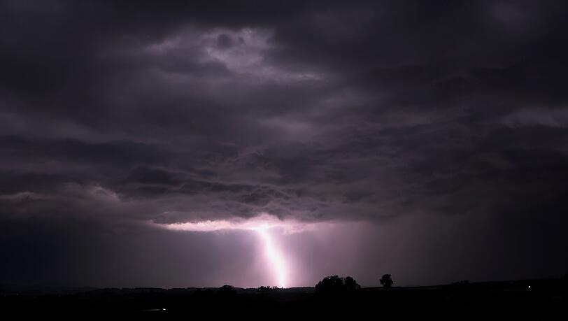 Schwere Gewitter könnten ab dem Nachmittag vor allem über den Westen Bayerns ziehen. (Archivbild) Schwere Gewitter könnten ab dem Nachmittag vor allem über den Westen Bayerns ziehen. (Archivbild)