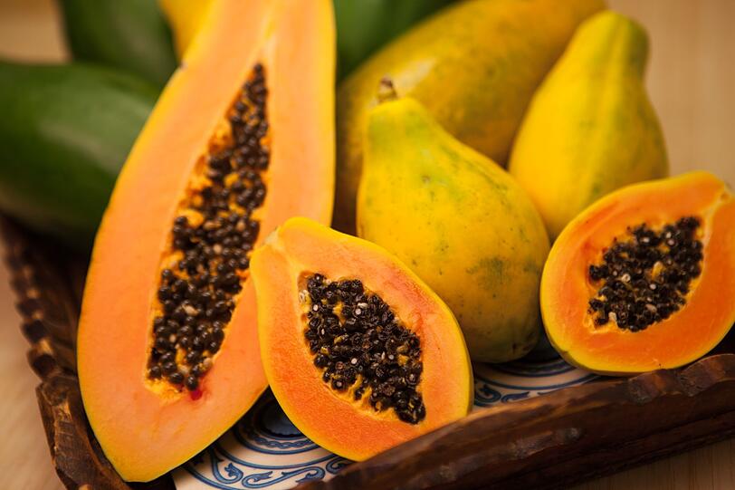 Papayas sind ideale Frühstücks-Früchte. Sie wirken gegen Magen-Darm-Beschwerden wie etwa Blähungen, Magenschmerzen und Verstopfung. Dafür verantwortlich ist das eiweißspaltende Enzym Papain, das in hoher Konzentration in der Papayafrucht vorliegt. Die Wirkung von Papain ähnelt dem wichtigen Verdauungsenzym Pepsin im Magen und hilft bei der Spaltung von Proteinen. Papayas sind ideale Frühstücks-Früchte. Sie wirken gegen Magen-Darm-Beschwerden wie etwa Blähungen, Magenschmerzen und Verstopfung. Dafür verantwortlich ist das eiweißspaltende Enzym Papain, das in hoher Konzentration in der Papayafrucht vorliegt. Die Wirkung von Papain ähnelt dem wichtigen Verdauungsenzym Pepsin im Magen und hilft bei der Spaltung von Proteinen.