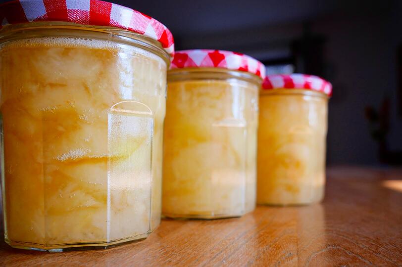 Wird der Inhalt im Glas erhitzt, dehnt sich die Luft darin aus und entweicht teilweise. Während des Abkühlens zieht sich die Luft zusammen und sorgt auf diese Weise für den Unterdruck. So ist das Eingekochte luftdicht im Glas eingeschlossen. Ob das funktioniert hat, lässt sich leicht beim Aufmachen feststellen ... Wird der Inhalt im Glas erhitzt, dehnt sich die Luft darin aus und entweicht teilweise. Während des Abkühlens zieht sich die Luft zusammen und sorgt auf diese Weise für den Unterdruck. So ist das Eingekochte luftdicht im Glas eingeschlossen. Ob das funktioniert hat, lässt sich leicht beim Aufmachen feststellen ...