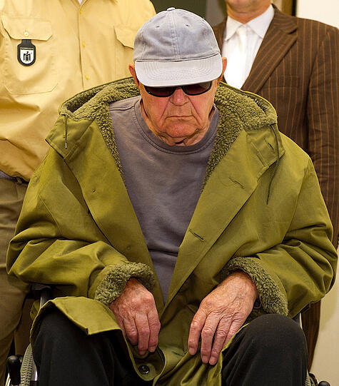 12. Mai 2011: Der 91-jährige John Demjanjuk wird nach zweijähriger Untersuchungshaft und 93 Verhandlungstagen vom Landgericht München II wegen Beihilfe zum Mord an mindestens 28 060 Juden im Vernichtungslager Sobibor zu fünf Jahren Haft verurteilt. Allerdings wird der Haftbefehl wegen der Untersuchungshaft und «aus Gründen der Verhältnismäßigkeit» aufgehoben, er kommt in eine Pflegeeinrichtung. Der gebürtige Ukrainer war 2009 von den USA nach Deutschland abgeschoben worden.