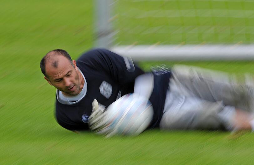 Gabor Kiraly packt sicher zu.