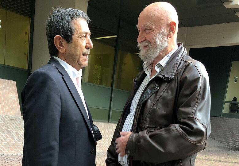Karl-Heinz Hoffmann (r.) am Rande des NSU Prozess mit dem Vertreter der Nebenklage Adnan Menderes Erdal
