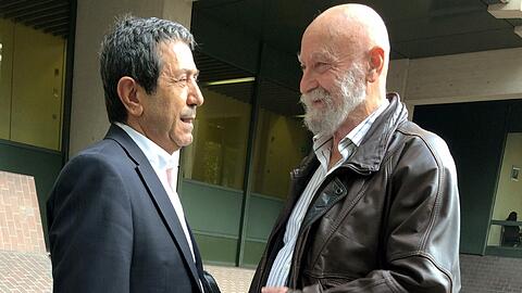 Karl-Heinz Hoffmann (r.) am Rande des NSU Prozess mit dem Vertreter der Nebenklage Adnan Menderes Erdal