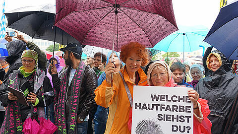 Die Bilder von der Münchner Menschenkette gegen Rassismus.