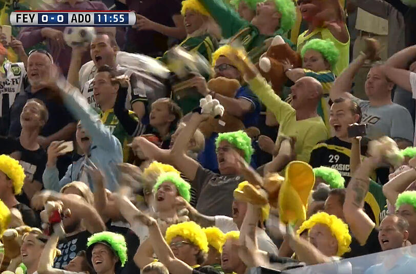 Die Den Haag-Fans überlegten sich für ein Auswärtsspiel etwas ganz Besonderes: sie machten schwerkranken Kindern mit einem Kuscheltier-Regen eine große Freude.