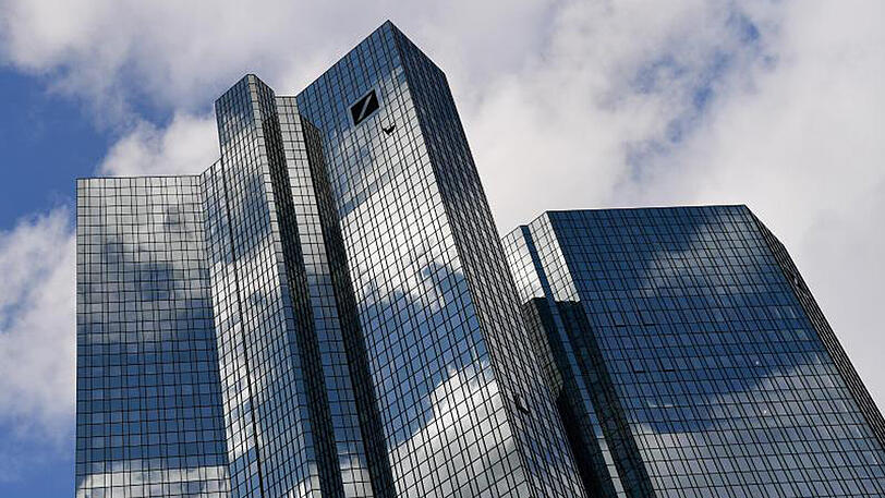 Deutsche Bank-Zentrale in Frankfurt: Nach den Sommerferien soll die neue Markenkampagne auch extern greifen.