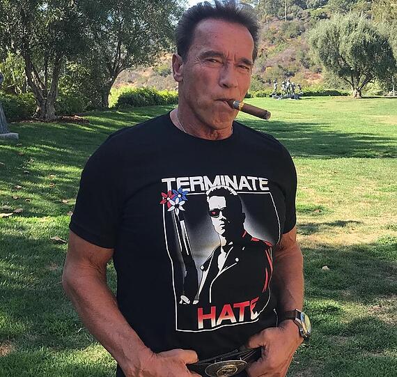 Arnold Schwarzenegger zeigt ich tiefenentspannt mit Zigarre und T-Shirt. Dazu schreibt der Terminator: &bdquo;Let&rsquo;s terminate hate!&ldquo; (Lasst uns den Hass zerstören!). 100 Prozent vom Verkauf des Shirts spendet er an das Simon Wiesenthal Center &ndash; gegen Hass und für Toleranz. Vorbildliche Aktion, oder?