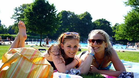 Vom Wasser auf die Wiese: Los geht's mit Kathi und Verena (l.).