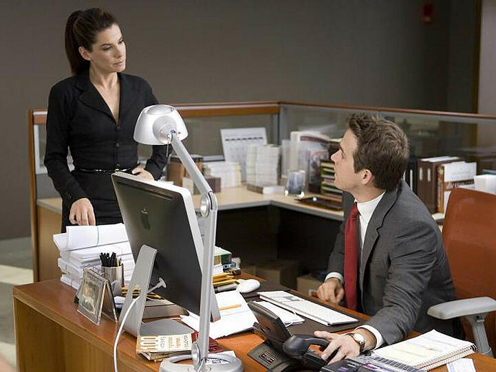 Um ihre Ausweisung aus dem Land zu verhindern, muss Kanadierin Margaret Tate (Sandra Bullock) so schnell wie möglich einen amerikanischen Ehemann präsentieren