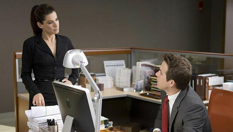 Um ihre Ausweisung aus dem Land zu verhindern, muss Kanadierin Margaret Tate (Sandra Bullock) so schnell wie möglich einen amerikanischen Ehemann präsentieren Um ihre Ausweisung aus dem Land zu verhindern, muss Kanadierin Margaret Tate (Sandra Bullock) so schnell wie möglich einen amerikanischen Ehemann präsentieren