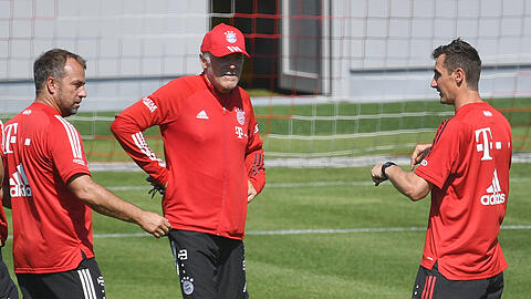 Sie alle werden den FC Bayern zum Saisonende verlassen: Trainer Hansi Flick (l.) mit seinen Co-Trainern Hermann Gerland (m.) und Miroslav Klose.