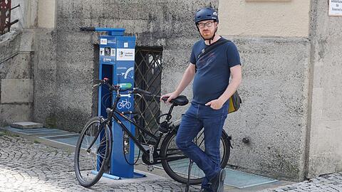 Johannes Boos an einer Radlreparaturstation am Mariahilfplatz. Natürlich findet man auch diese in der Karte, die er recherchiert hat.