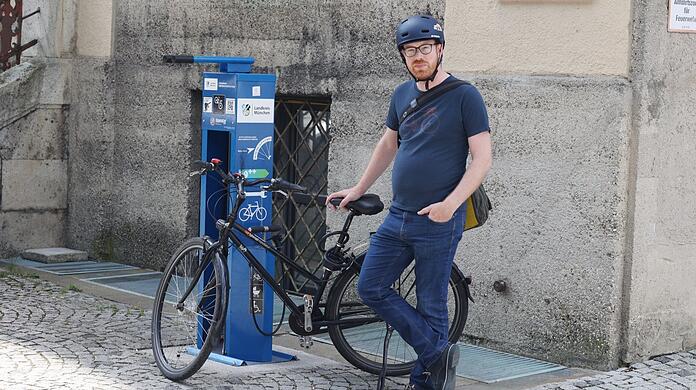 Johannes Boos an einer Radlreparaturstation am Mariahilfplatz. Natürlich findet man auch diese in der Karte, die er recherchiert hat.