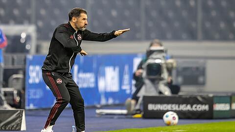 Trainer Cristian Fiel von 1. FC Nürnberg steht gestikulierend am Rand des Spielfelds.