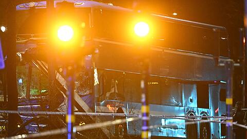 Ein Doppeldeckerbus soll in eine Haltestelle gekracht sein.