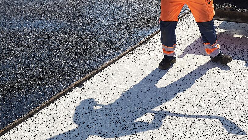 Auf der Baustelle für Straßenbau eskaliert ein Streit. (Symbolbild) Auf der Baustelle für Straßenbau eskaliert ein Streit. (Symbolbild)