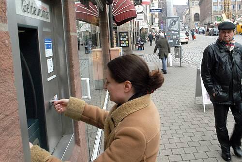 Kundin am Geldautomat: Binnen Minuten werden Kontodaten und Pin ins Ausland gemailt und dort auf EC-Karten-Rohlinge übertragen