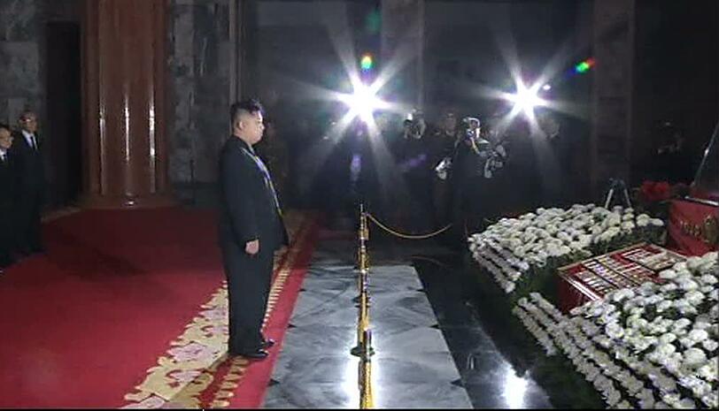 Der Leichnam des verstorbenen nordkoreanisch Diktator Kim Jong Il wurde am Dienstag in einem Glasarg öffentlich aufgebahrt.  Die Bilder von der Trauerfeier!