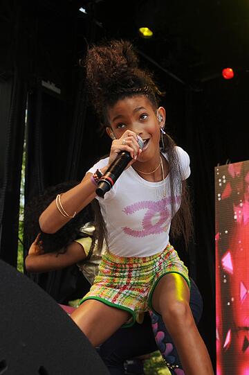 Diese kleine Person wurde mit "Whip my Hair" berühmt, ihr extravagantes Styling trägt zu ihrer Medienpräsenz bei: Willow Smith, die Tochter von Will und Jada Smith...