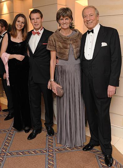 Gastronomenball im Bayerischen Hof: Edi Reinbold mit Frau und Sohn Matthias, sowie Freundin Anastasia Holeczek.