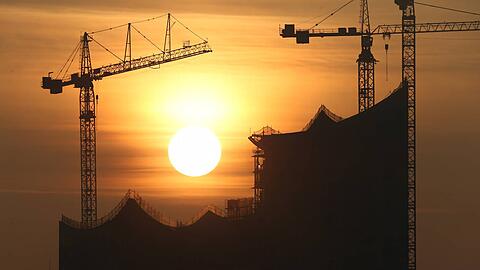 Die Baustelle der Elbphilharmonie als Silhouette vor der aufgehenden Sonne in Hamburg. Der ehemalige CDU-Bürgermeister von Beust wurde im letzten Jahr mehrmals vor den Untersuchungsausschuss zur Kostenexplosion geladen.