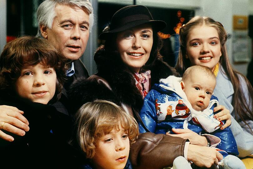 1984: Thekla Carola Wied und ihr Filmehemann Peter Weck mit "ihren Kindern" Tarek Helmy, Timo Hiessner, Franziska und Julia Biedermann bei Dreharbeiten zu "Ich heirate eine Familie"