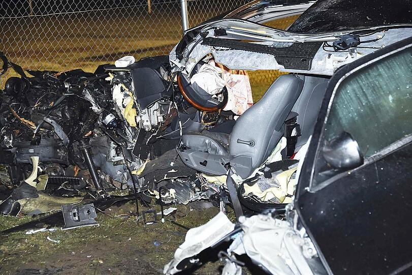 Vollig zerfetzt: Aus diesem Schrotthaufen wurde der Fahrer lebend geborgen. Bilder vom Einsatz in Vaterstetten.