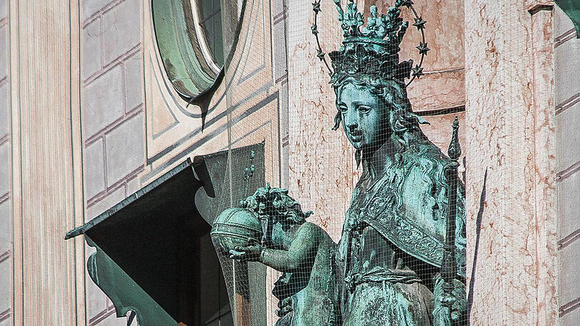 An der Westfassade der Residenz thront die Patrona Bavariae seit 1616.