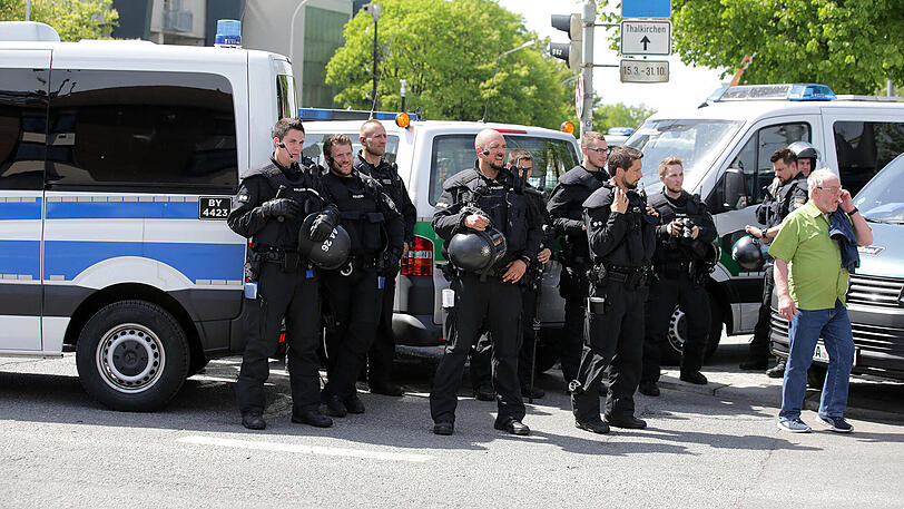 Die Polizei trennte beide Fanlager strikt voneinander. Im Einsatz waren rund 600 Beamte - unter anderem auch eine Reiterstaffel.