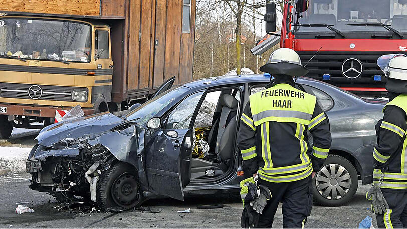 Trümmer an der Unfallstelle - die Bilder vom Bergungseinsatz in Haar.