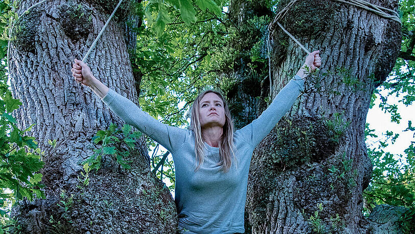 "Ostfriesengrab": Ann Kathrin Klaasen (Julia Jentsch) fühlt sich bei einer Tatort-Begehung im Schlosspark Lütetsburg in das Opfer hinein "Ostfriesengrab": Ann Kathrin Klaasen (Julia Jentsch) fühlt sich bei einer Tatort-Begehung im Schlosspark Lütetsburg in das Opfer hinein