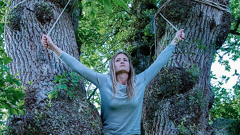 "Ostfriesengrab": Ann Kathrin Klaasen (Julia Jentsch) fühlt sich bei einer Tatort-Begehung im Schlosspark Lütetsburg in das Opfer hinein