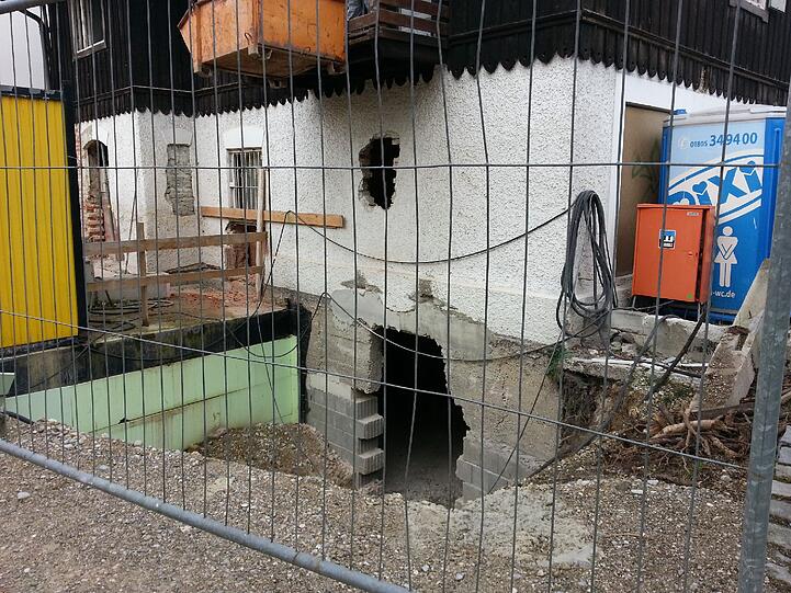 Die kuriose Baustelle Ecke Gerner Straße/Klugstraße. Foto: Strasser