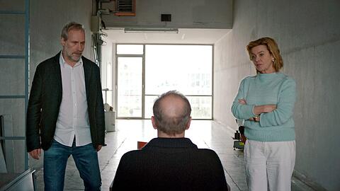 Paul Brix (Wolfram Koch), Ansgar Matzerath (Peter Lohmeyer, sitzend) und Anna Janneke (Margarita Broich) beim Verhör im HR-Tatort (v.l.n.r.).
