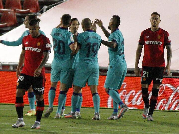 Die Spieler des FC Barcelona jubeln über den Treffer zum 2:0.