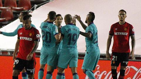 Die Spieler des FC Barcelona jubeln über den Treffer zum 2:0.