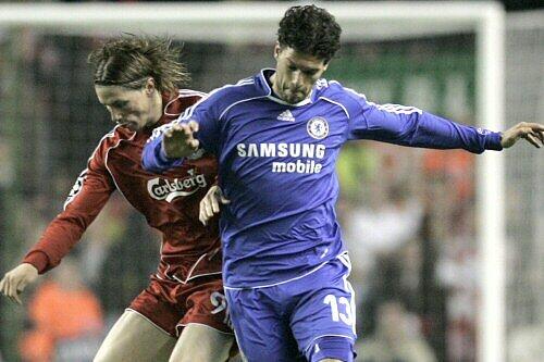 Michael Ballack (r.) im Duell mit Fernando Torres