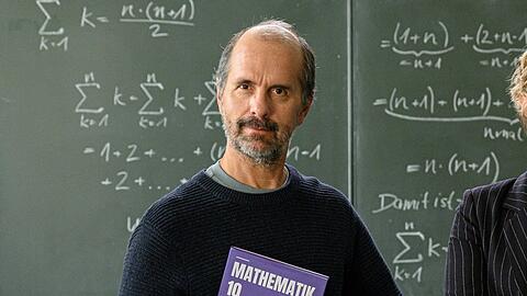 Christoph Maria Herbst spielt in "Lehrer kann jeder!" den Mathematiker Richard Glossat, der zum Lehrer wird.