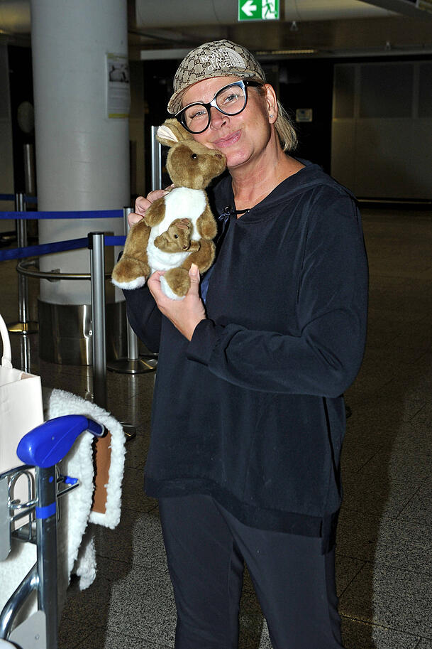 Claudia Effenberg im Jahr 2023 am Flughafen in Frankfurt am Main. Von dort aus ging es f&uuml;r die heute 60-J&auml;hrige nach Australien ins Dschungelcamp.